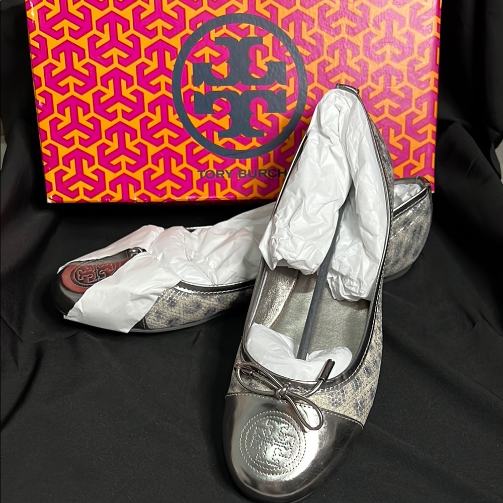 NWT: Tory Burch Snakeskin Gray & Cream Flats, size 11